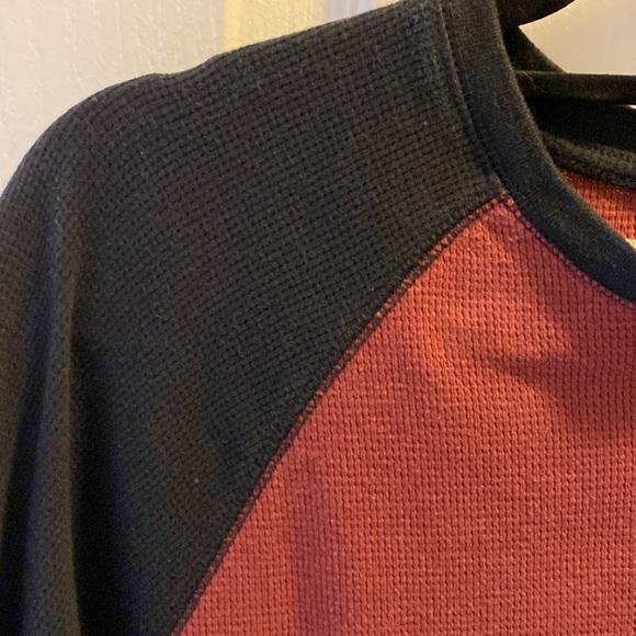 An excellent condition Levi’s raglan waffle LST shirt in black and burgundy - Picture 3 of 5